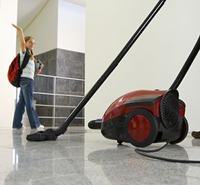 Limpiezas Mebil persona limpiando piso